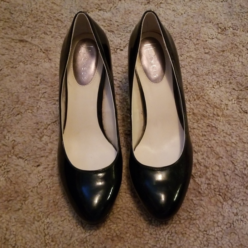 Black pumps